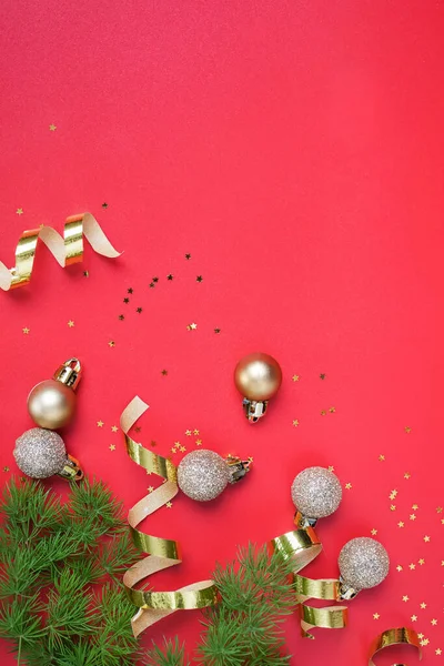 Feestelijke Kerstdecor Van Gouden Kleur Rode Achtergrond Met Kopieerruimte — Stockfoto