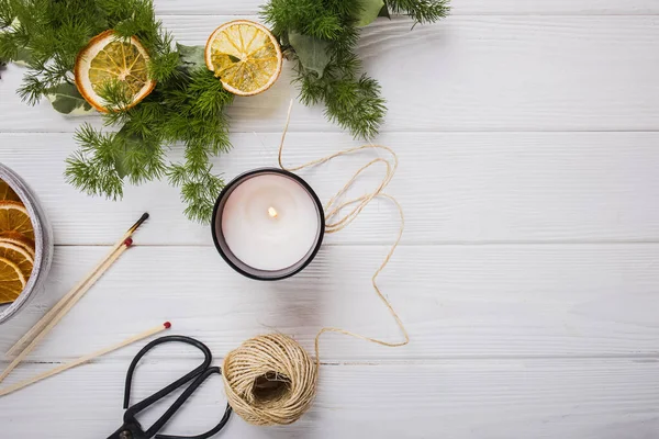 Grinalda Natal Feita Mão Decorada Com Laranjas Secas Mesa Branca — Fotografia de Stock