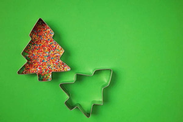 Forma dell'albero di Natale e pasticceria multicolore a dispersione — Foto Stock