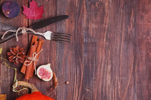 木のテーブルの上にイチジクと乾燥葉の秋のテーブルの設定 — ストック写真