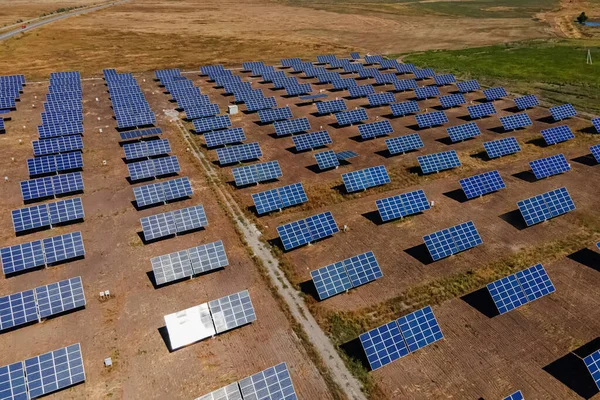 Luftaufnahme der Sonnenkollektoren im Solarpark — Stockfoto