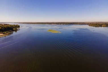 Geniş Nehir 'de tekneler ve su izleri var..