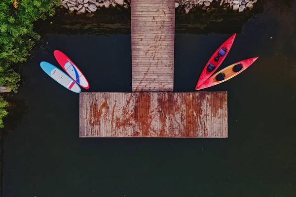 Veduta aerea di kayak e pedalò vicino a un molo di legno — Foto Stock