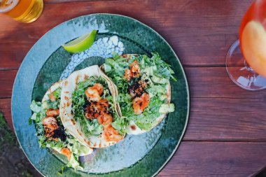 Karidesli taco, avokado ve yeşil salata.