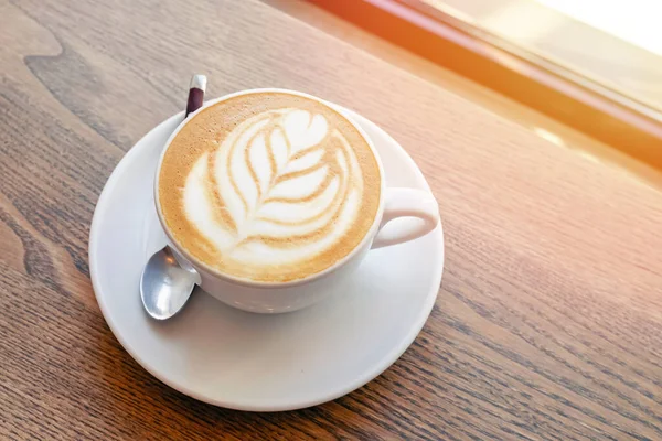Cappuccino kawy opatrunek z kształtem pozostawić sztuki latte — Zdjęcie stockowe