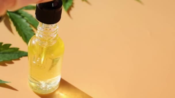 Mujer mano usando gotero con aceite de cbd goteando en botella de vidrio — Vídeos de Stock