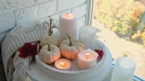 Płonąca świeca na stole z dekoracjami jesiennymi — Wideo stockowe