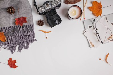 Beyaz masada yaratıcı sonbahar kompozisyonu.