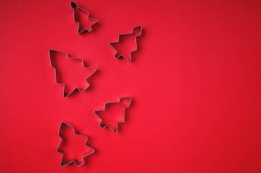 Noel ağacı şekilli zencefilli kurabiye keskisi farklı boyutlarda.