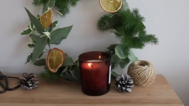 Mum söner ve Noel dekoruyla birlikte sigara içer.