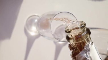 Klasik bardağa dökülen gül köpüklü şarabın yakın çekimi. Yavaş çekim