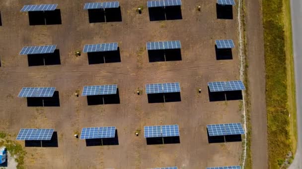 Widok z lotu ptaka rzędów nowoczesnych fotowoltaicznych paneli słonecznych. — Wideo stockowe