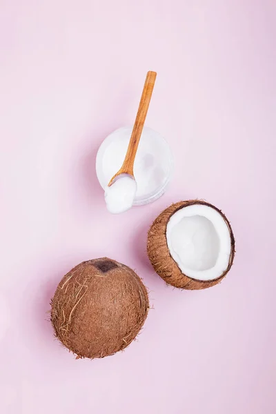 Óleo Coco Saudável Cocos Sobre Fundo Rosa Composição Flat Lay — Fotografia de Stock