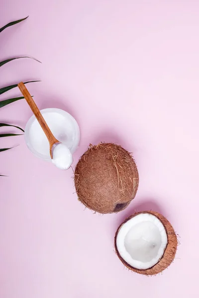 健康的なココナッツオイル ピンクの背景にココナッツ フラットレイ組成 — ストック写真