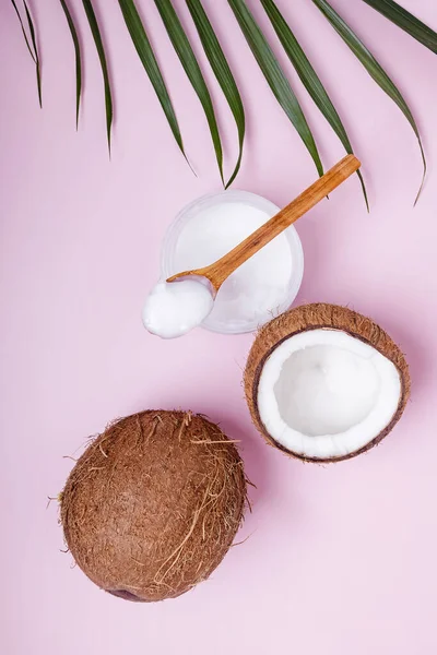 Óleo Coco Saudável Cocos Sobre Fundo Rosa Composição Flat Lay — Fotografia de Stock