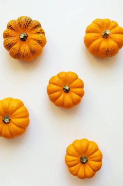 Beyaz arkaplanda küçük dekoratif balkabakları