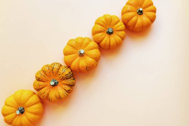 Beyaz arkaplanda küçük dekoratif balkabakları