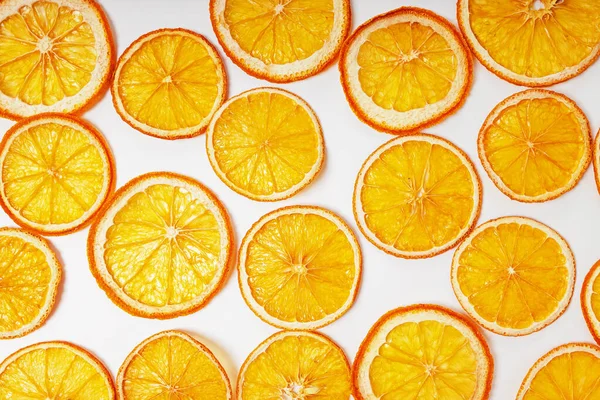 Сушеные оранжевые ломтики крупным планом на белом фоне — стоковое фото