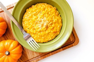 Parmesan peynirli lezzetli balkabaklı risotto. A