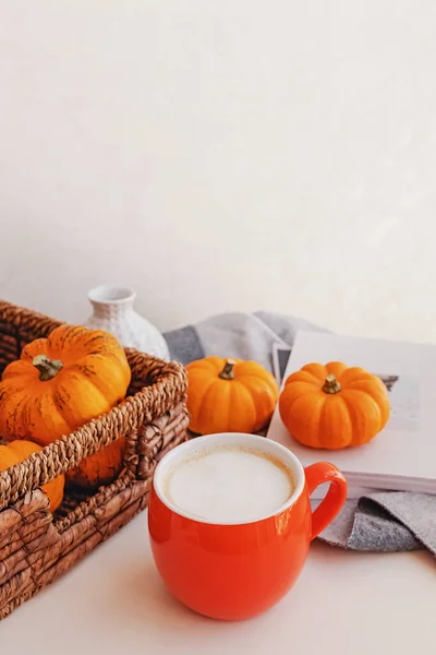 Podzimní zátiší s kávou a dekorativními dýněmi — Stock fotografie