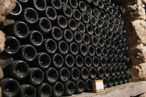 Garrafas de vinho velho empoeirado na adega — Fotografia de Stock