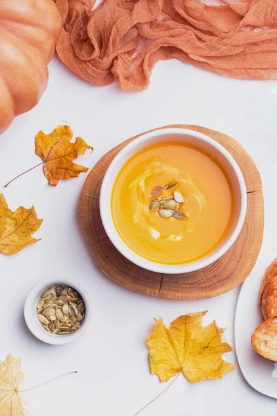 A bowls of delecious homemade pumpkin soup with cream on the white background — Stock Photo, Image