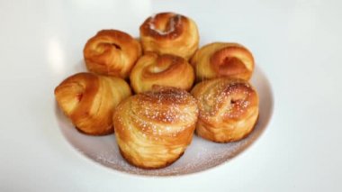 Fırınlanmış taze kabukların üzerine krema serpme şekeri