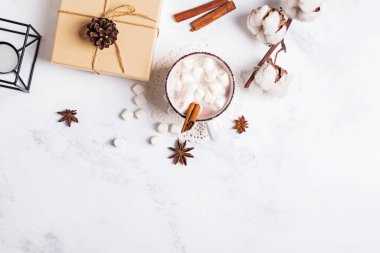 Şekerlemeli sıcak kakao, hediye kutusu, pamuk ve diğer küçük nesneler.