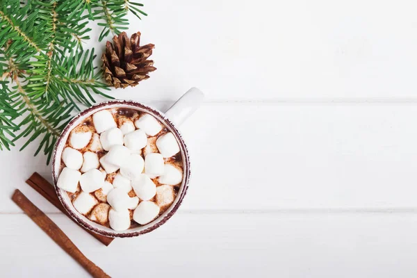 Cacao caliente con malvaviscos en la taza sobre el fondo blanco — Foto de Stock