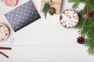 Noel dekoru, köknar dalları ve kremalı sıcak kakao.