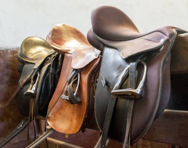 İle yarış modacı çalışan aygır üzerinde stirrups eyer.
