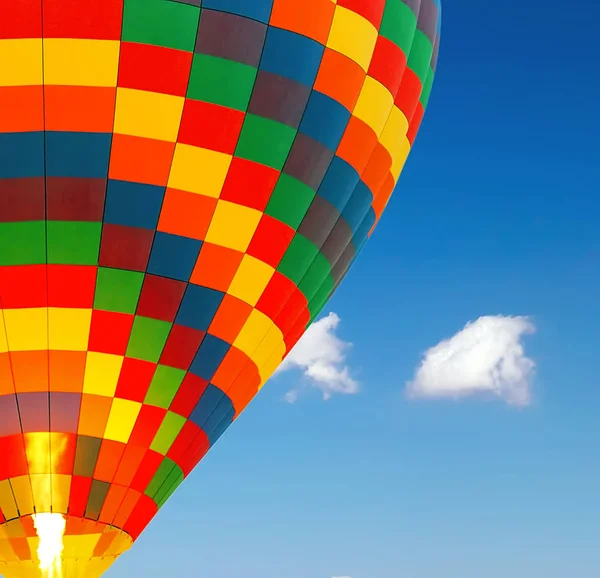 Balões Quente Coloridos Voam Nuvens Azuis Céu — Fotografia de Stock