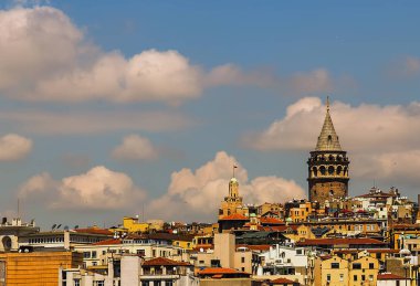 İstanbul, Türkiye 'de Galata Kulesi ve Altın Boynuz Körfezi ile deniz manzarası.