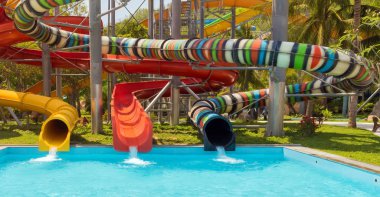 Park su sprey aquapark yüzme havuzunda renkli kaydırıcıları tüp