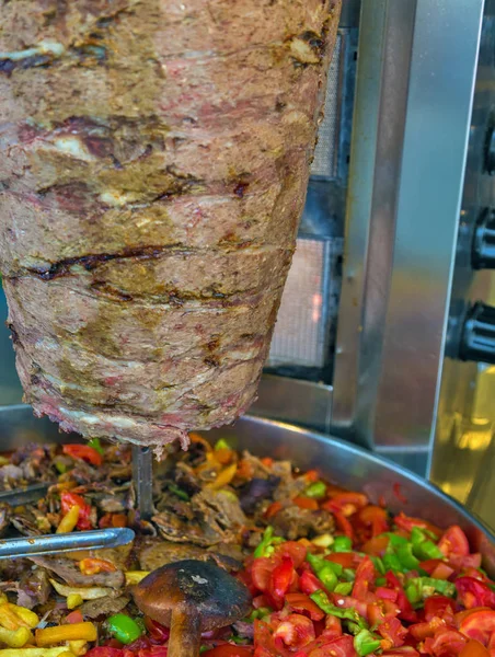 Uliczni Istanbul Doner Kebab Wykonane Mięsa Gotowanego Pionowego Rożna Tradycyjne — Zdjęcie stockowe