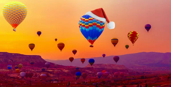 Weihnachtsmann Rote Mütze Auf Heißluftballons Einem Berg Kappadokien Goreme Nationalpark — Stockfoto