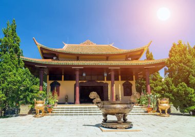 Yaz günbatımı Thien Vien Truc Lam Manastırı Dalat. Vietnam.