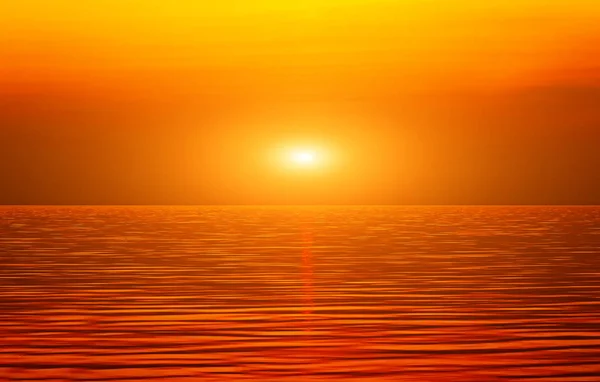 Solnedgång Himlen Orange Horisonten Solen Spricker Genom Reflekterande Lugna Havet — Stockfoto