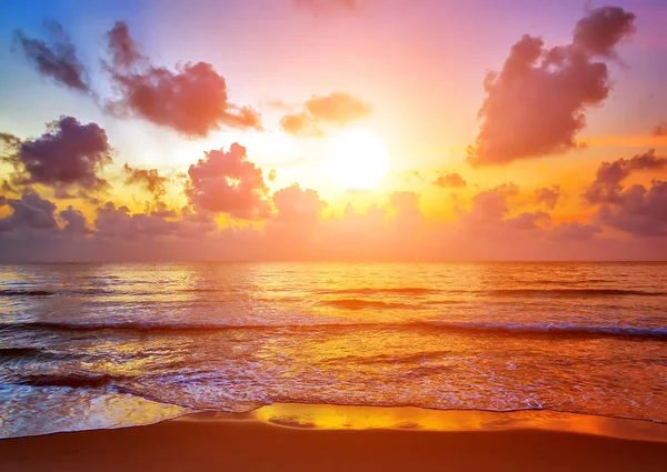 Deniz Plaj Arka Plan Üzerinde Güneş Işığı Sıcak Tropikal Günbatımı — Stok fotoğraf