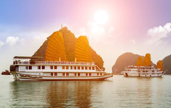 Sunrise Cruise Idegenforgalmi Csónakok Halong Bay Vietnam Unesco Világ Leg — Stock Fotó