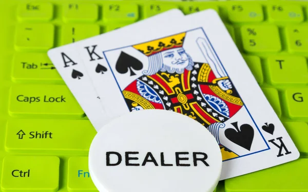 经销商在赌场玩 持有在键盘绿色的扑克牌的成功组合 — 图库照片