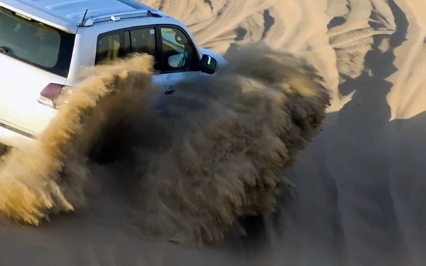 越野车辆沙击在撒哈拉沙漠的日落沙丘 — 图库照片