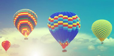 renkli sıcak hava uçan mavi gökyüzü arka plan bahar gündoğumu balonlar.