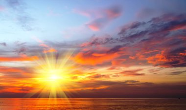 Tropikal doğal günbatımı güzel su