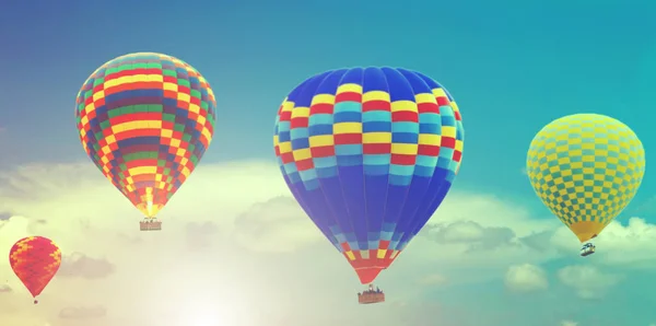 Színes Hőlégballonok Repülő Kék Háttér Tavaszi Napkelte — Stock Fotó