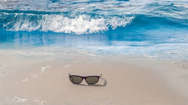 Sunglass Gözlükler Beyaz Kum Plaj Karayip Denizi Dalga Tropikal Peyzaj — Stok fotoğraf