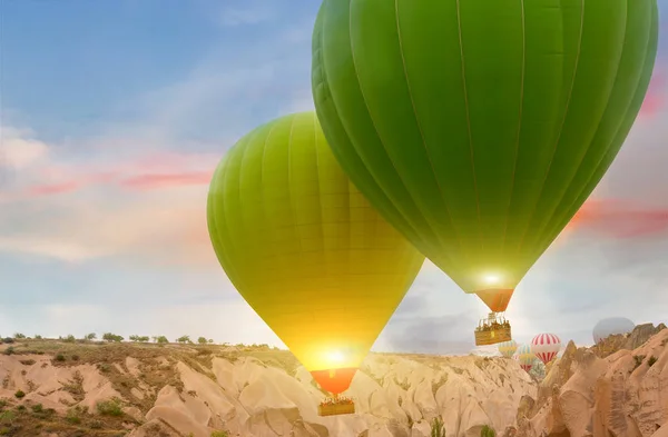 Ηλιοβασίλεμα Αερόστατα Θερμού Αέρα Πετώντας Άνοιξη Σεζόν Πάνω Από Βουνό — Φωτογραφία Αρχείου