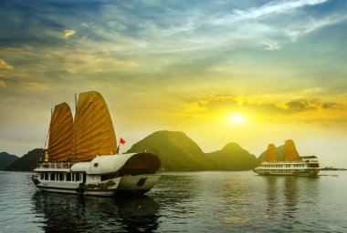 Doğal görünümü günbatımı zamanı manzara Ha Long Bay, Vietnam sırasında yüzen Asya.