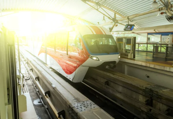 クアラルンプールの駅でモノレールの旅客列車 — ストック写真