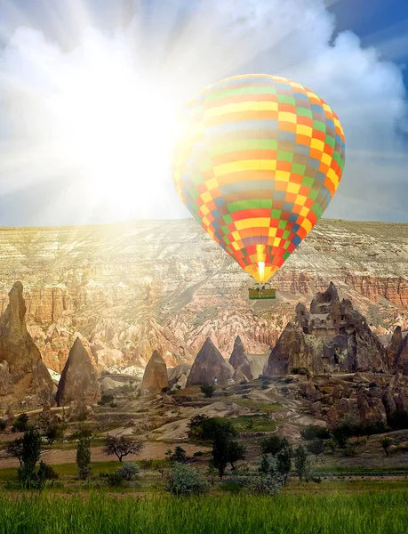 Soluppgång Rocky Hot Air Ballonger Landning Cappadocia Göreme Nationalpark Turkiet — Stockfoto